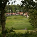 Klubbstugan bakom grönska