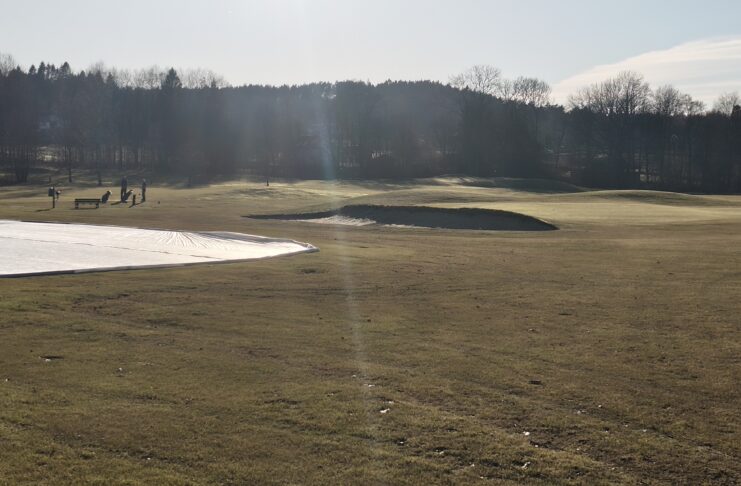 9-hålsbanan öppnar med ordinarie greener